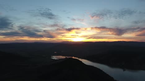 Sonnenuntergang-über-Dem-Salagou-See-Per-Drohne.